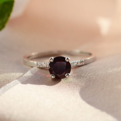 Engagement ring with garnet and diamonds OLLIE