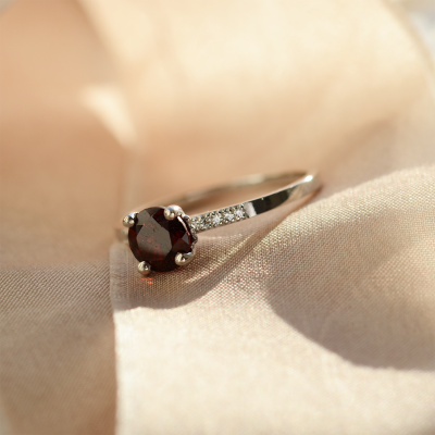 Engagement ring with garnet and diamonds OLLIE