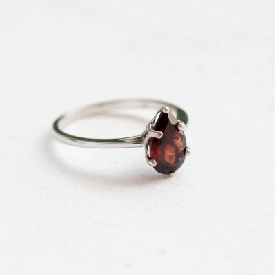 Gold garnet ring OLLY