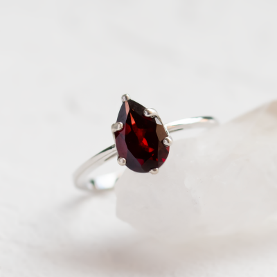 Gold garnet ring OLLY