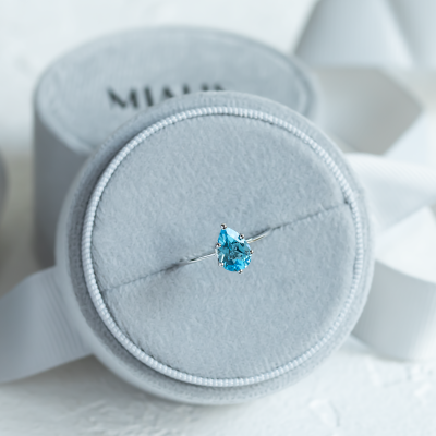 Zlatý prsten s modrým topazem OLLY