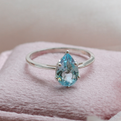 Zlatý prsten s modrým topazem OLLY