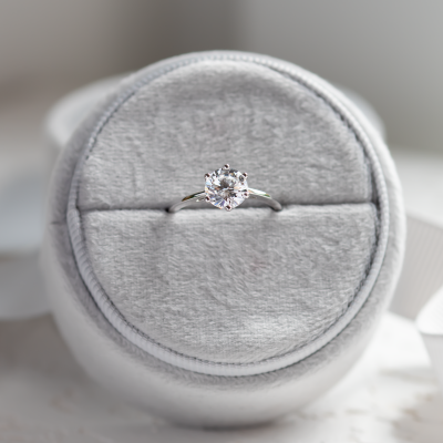 Luxury engagement ring with lab grown diamond OLLAF