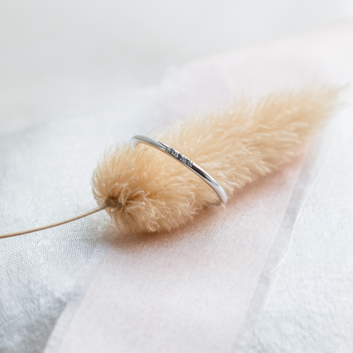 Gold minimalist ring with salt and pepper diamonds OLU