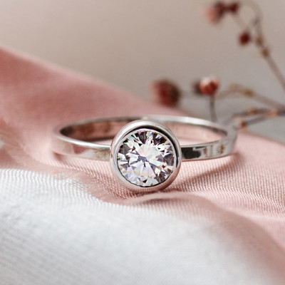 Engagement ring with moissanit ORELIA