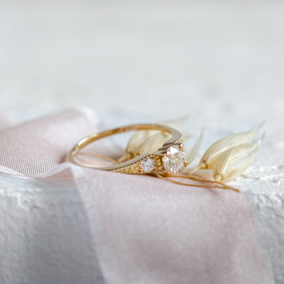 Zásnubní zlatý prsten s diamanty ORSET