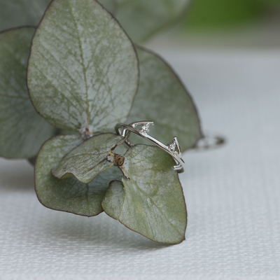 Gold minimalist leaf ring with diamonds OWE