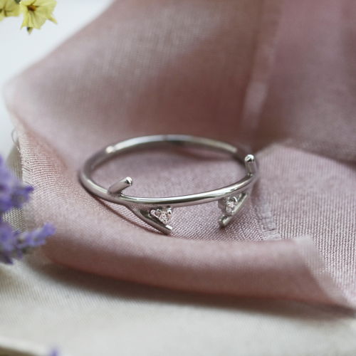 Gold minimalist leaf ring with diamonds OWE