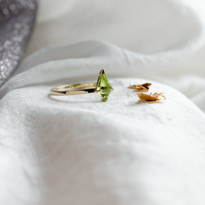 Zlatý prsten s kite olivínem PATRICE