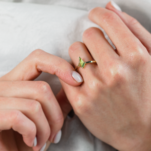 Gold ring with kite peridot PATRICE