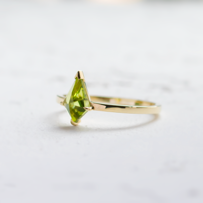 Gold ring with kite peridot PATRICE