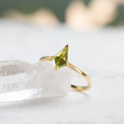 Gold ring with kite peridot PATRICE