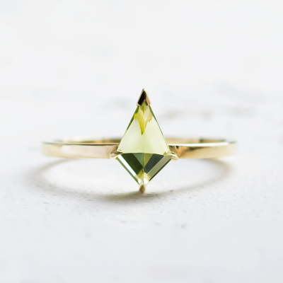 Gold ring with kite peridot PATRICE