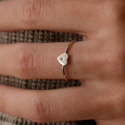Minimalist heartshaped ring with diamond PATRI