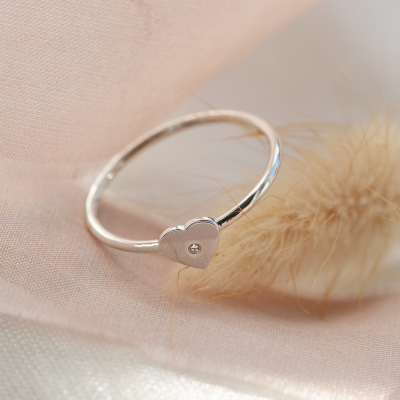 Minimalist heartshaped ring with diamond PATRI