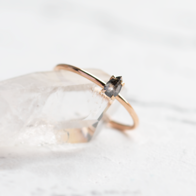 Minimalistický zásnubní prsten se salt'n'pepper diamantem PERA