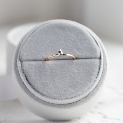 Minimalistický zásnubní prsten se salt'n'pepper diamantem PERA