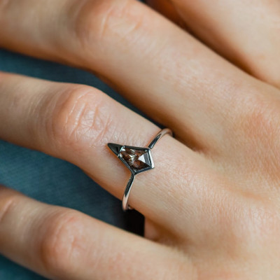 Unusual ring with kite salt and pepper diamond PISTE