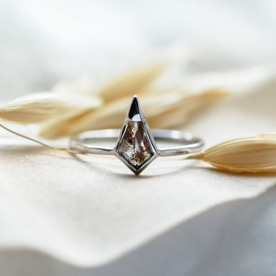 Unusual ring with kite salt and pepper diamond PISTE