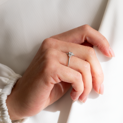 Romantic engagement ring with lab-grown diamonds POMPI