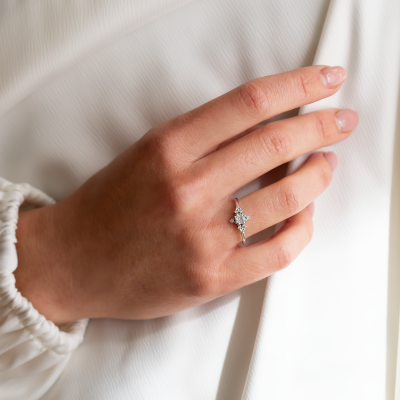 Romantic engagement ring with lab-grown diamonds POMPI