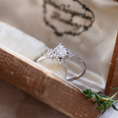 Romantic engagement ring with diamonds POMPADOUR