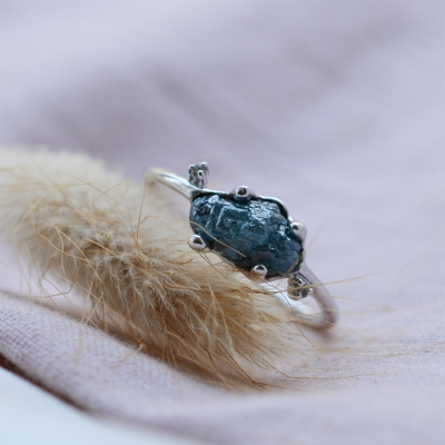 Prsten ze zlata se surovým modrým diamantem a klasickými diamanty POSEIDON