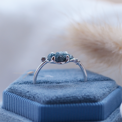 Prsten ze zlata se surovým modrým diamantem a klasickými diamanty POSEIDON