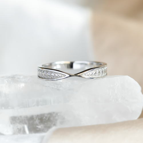 Bow tie shaped wedding band PUNTO