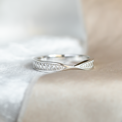 Bow tie shaped wedding band PUNTO