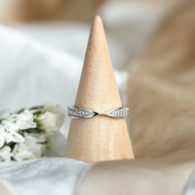 Bow tie shaped wedding band PUNTO