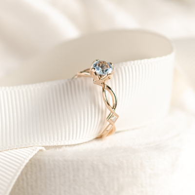 Zlatý prsten s akvamarínem a diamanty QUEEN