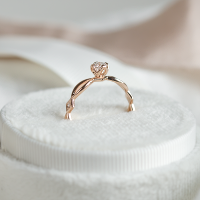 Zlatý propletený prsten s diamantem QUEENS