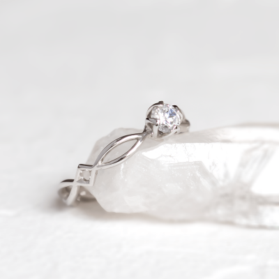 Zlatý propletený prsten s diamantem QUEENS