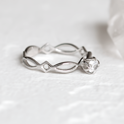 Zlatý propletený prsten s diamantem QUEENS