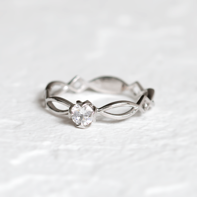 Zlatý propletený prsten s diamantem QUEENS