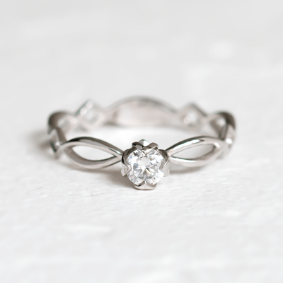 Zlatý propletený prsten s diamantem QUEENS