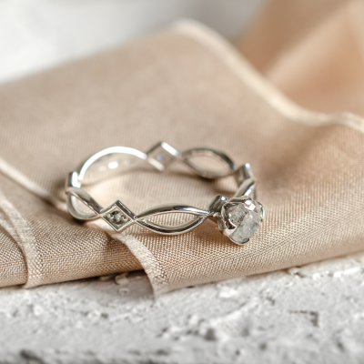 Entwined ring with salt and pepper diamond QUEENZ