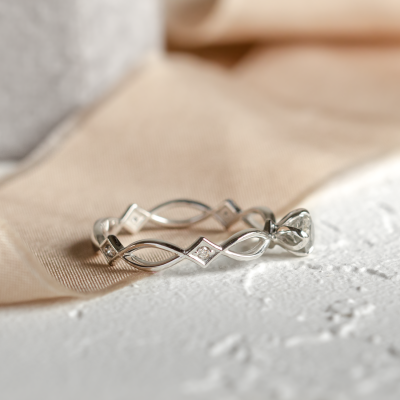 Entwined ring with salt and pepper diamond QUEENZ