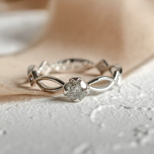 Propletený prsten se salt and pepper diamantem QUEENZ