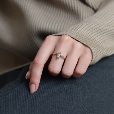 Zásnubní prsten s kite salt and pepper diamanty QUEST