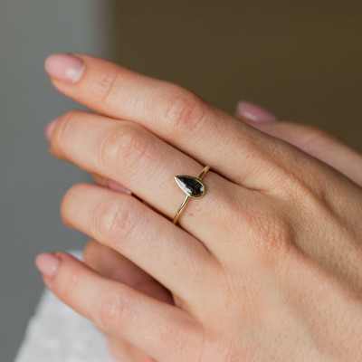 Minimalist gold ring with salt and pepper diamond REED