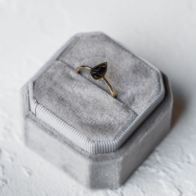 Minimalist gold ring with salt and pepper diamond REED