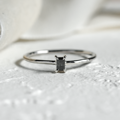 Minimalist engagement salt'n'pepper diamond ring  RETTI