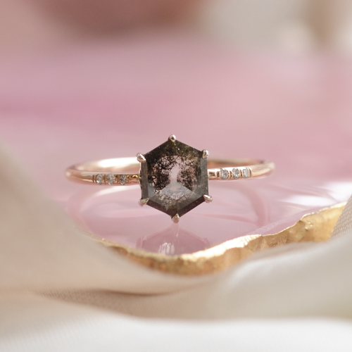 Zlatý prsten s hexagon salt and pepper diamantem REVEL