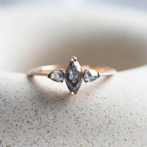 Netradiční zásnubní prsten ve vintage stylu se salt and pepper diamanty RHEA