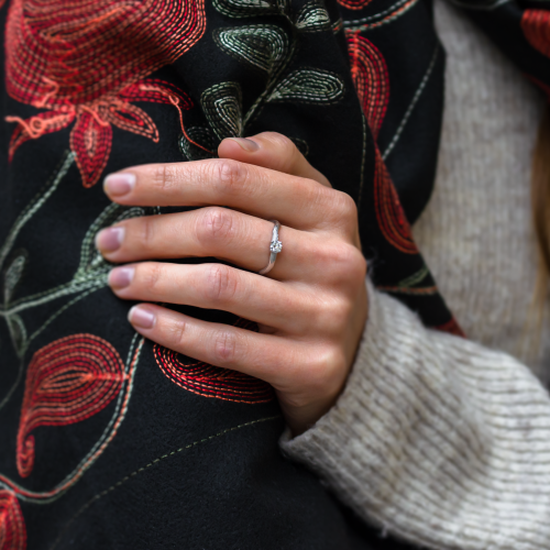 Atypical engagement ring with diamond and tree bark surface RIA