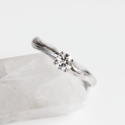 Netradiční zásnubní prsten s diamantem a povrchem stromové kůry RIA