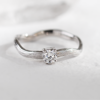 Netradiční zásnubní prsten s lab-grown diamantem a povrchem stromové kůry RIANA