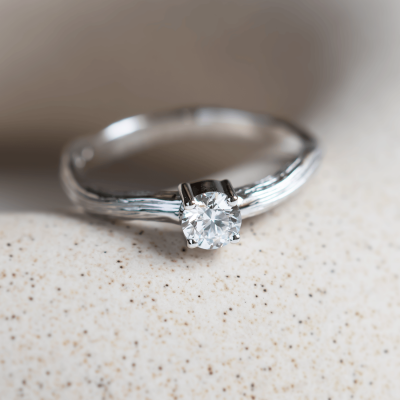 Netradiční zásnubní prsten s diamantem a povrchem stromové kůry RIA